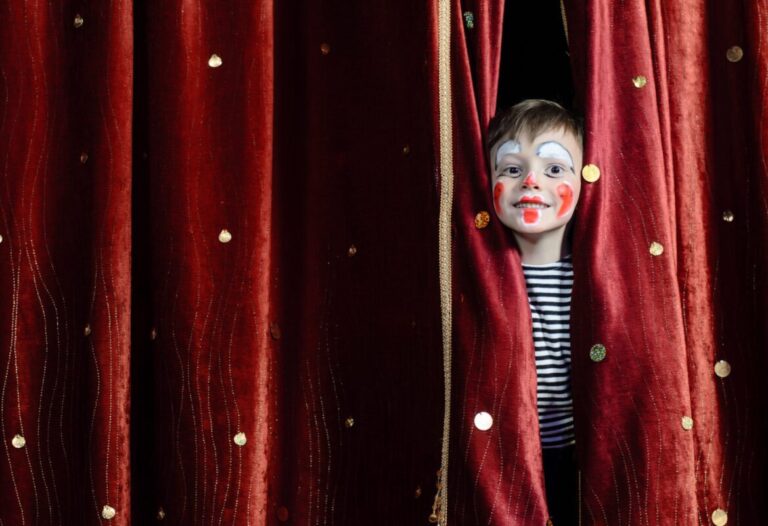 Criança no palco durante a colônia de férias da Cia. de Teatro Contemporâneo
